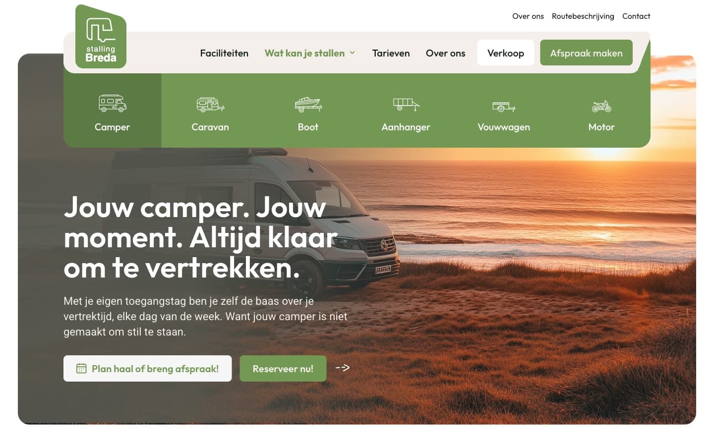 De camperstallingpagina van Stalling Breda met een eigen hero en het voertuigmenu uitgeklapt