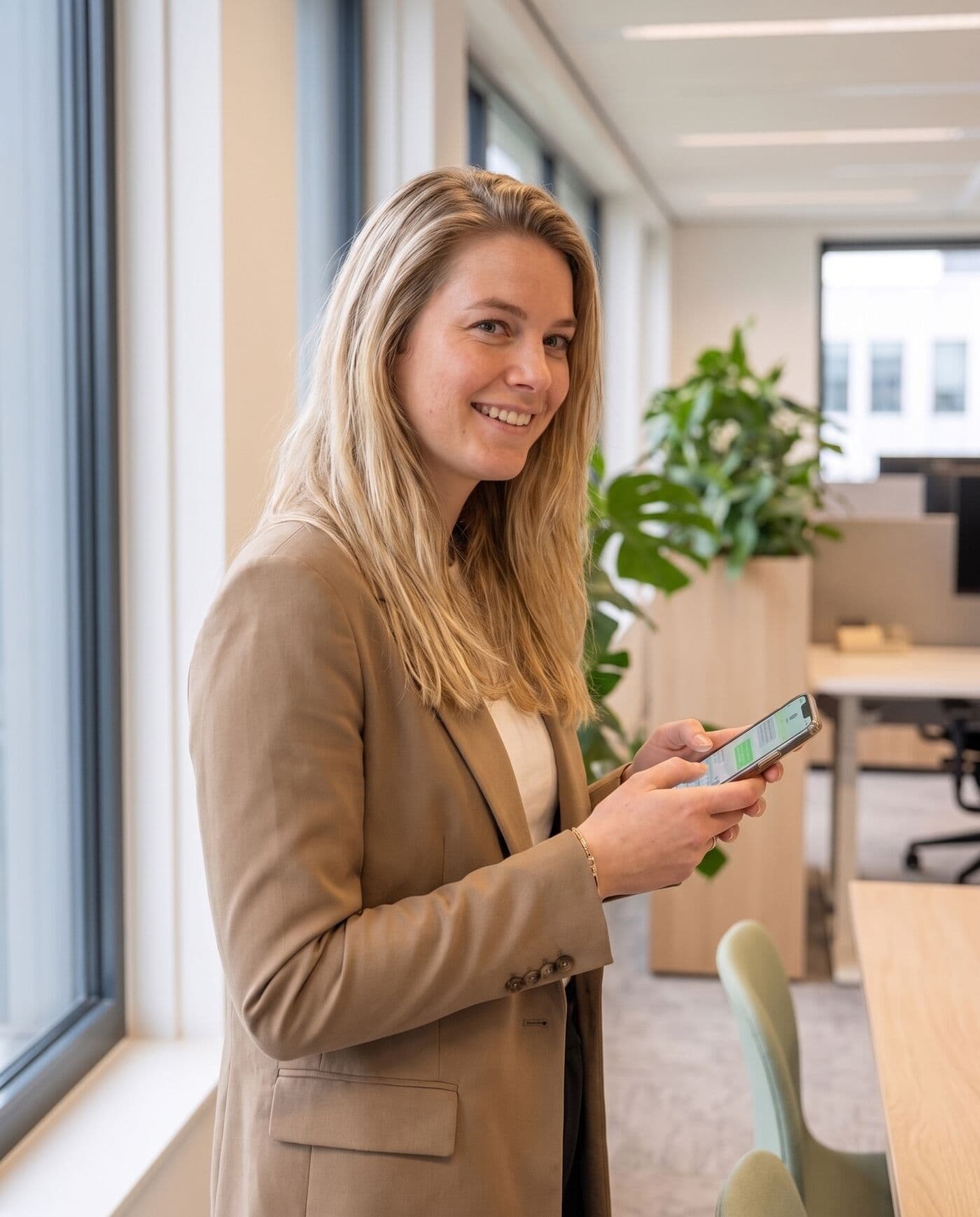 De projectmanager van Volstoom beantwoordt een bericht op haar telefoon
